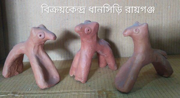 মাটির ছোট্ট ঘোড়া